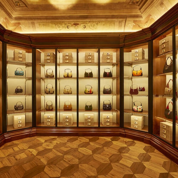 イタリアのグッチ従業員、福利厚生費の支払いをめぐる争議で労働争議に参加 - FashionNetwork 日本