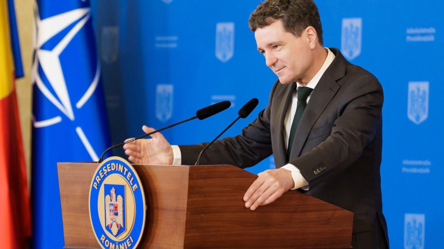 Decleticは、Nicușor大統領に特別な年金を排除するために国民投票の立ち上げを尋ねる