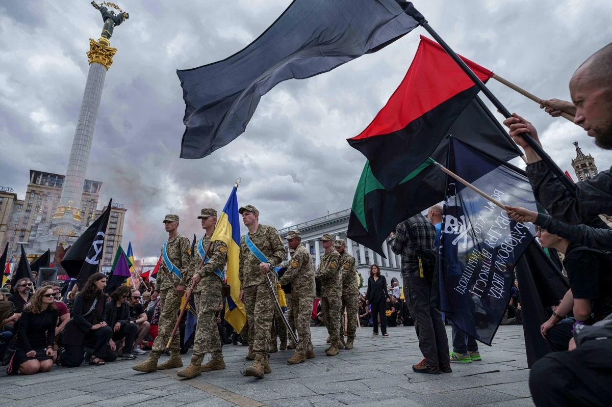 ウクライナ軍人で芸術家のダビド・チチカン氏の棺を運ぶ儀じょう隊＝１８日、ウクライナ首都キーウ/Evgeniy Maloletka/AP