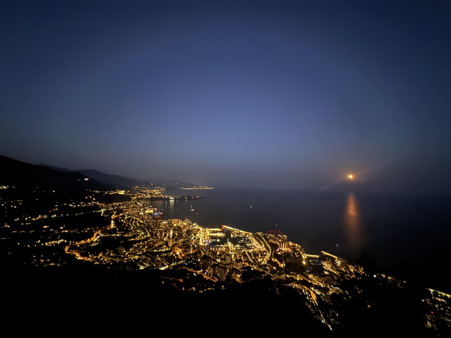 夜間のモナコ