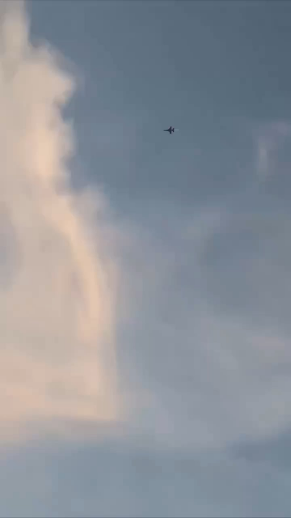 Tiger DemoチームF16は、Radom 2025 Air Showの前にリハーサル中にクラッシュしました。パイロットは、おそらく衝撃で死亡した可能性が高い