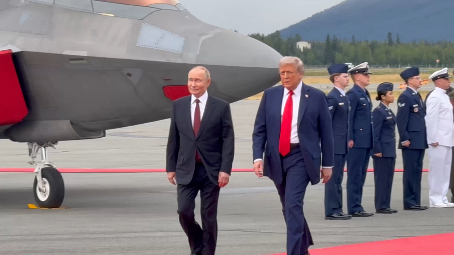 トランプとプーチンがターマックで会うときのB2および4 F35Sフライオーバー
