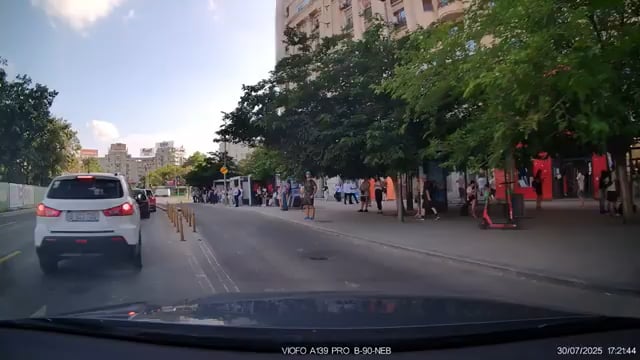 ブカレストのドライバー、一歩で、赤を通り過ぎた歩行者を増やしました。正直なところ、このことをどう思いますか？！？