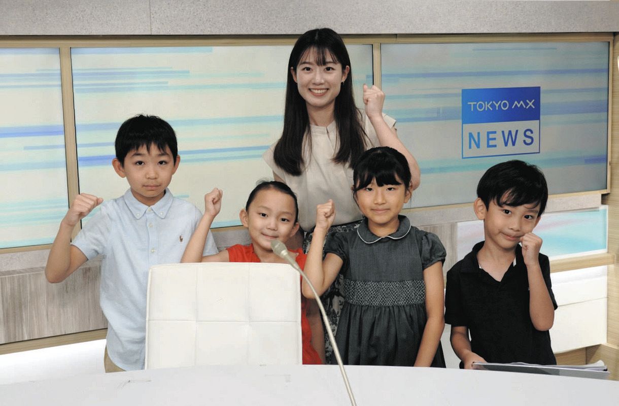 キャスター体験に参加した小学生たち（前列）。後ろは、発声法などを教えた田中陽南キャスター