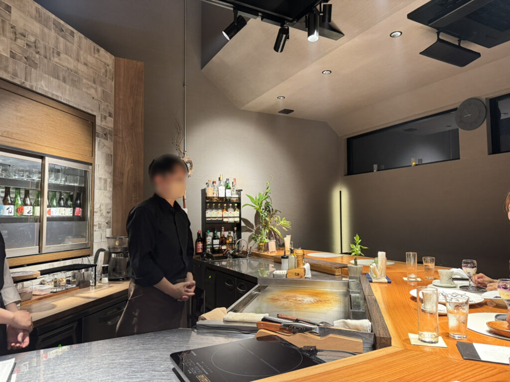 「鉄板酒家幸のり」店舗内観写真