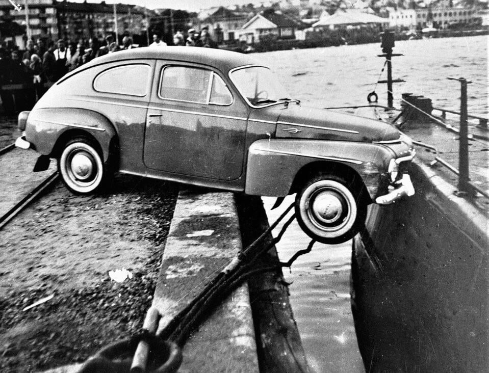 車と潜水艦の間の世界で唯一の記録された事故。