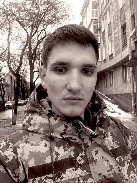 19歳で、アンドリー・グリネビッチはウクライナ軍の兵士として志願しました。彼はドブロピリヤ市の近くで重傷を負った - ドネツク・オブラストのポクロフスク・レオンで。彼は2025年8月2日にドニプロの病院で怪我から亡くなりました。彼は21歳でした。