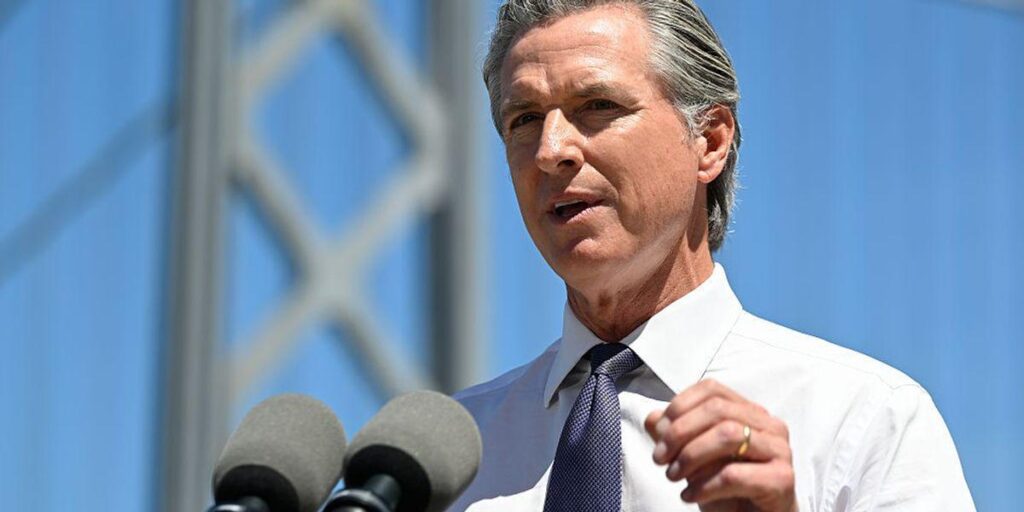 「火で遊ぶ」：ギャビン・ニューサムはトランプに警告します。 「もしあなたが立ち止まらないなら、私はカリフォルニアの地図を再描画するために、赤い州の地図のリギングを相殺する努力を主導することを余儀なくされます」とニュースは言いました。