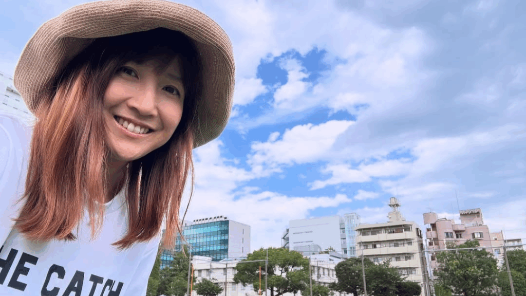 子どもたちを見守る笑顔、根本美緒の夏の一枚 | 話題の投稿 | スポーツブル (スポブル)
