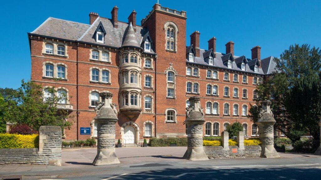 英国私立学校の中国の買収の急増