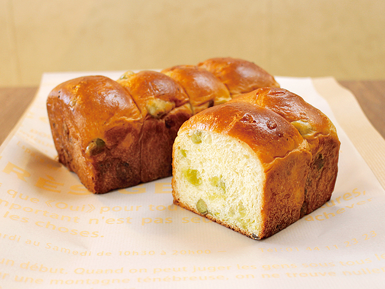 約40年前に販売を開始した「豆パン」（1本660円、ハーフ330円）。惜しまれつつ販売を終了していたが、期間限定で復活！