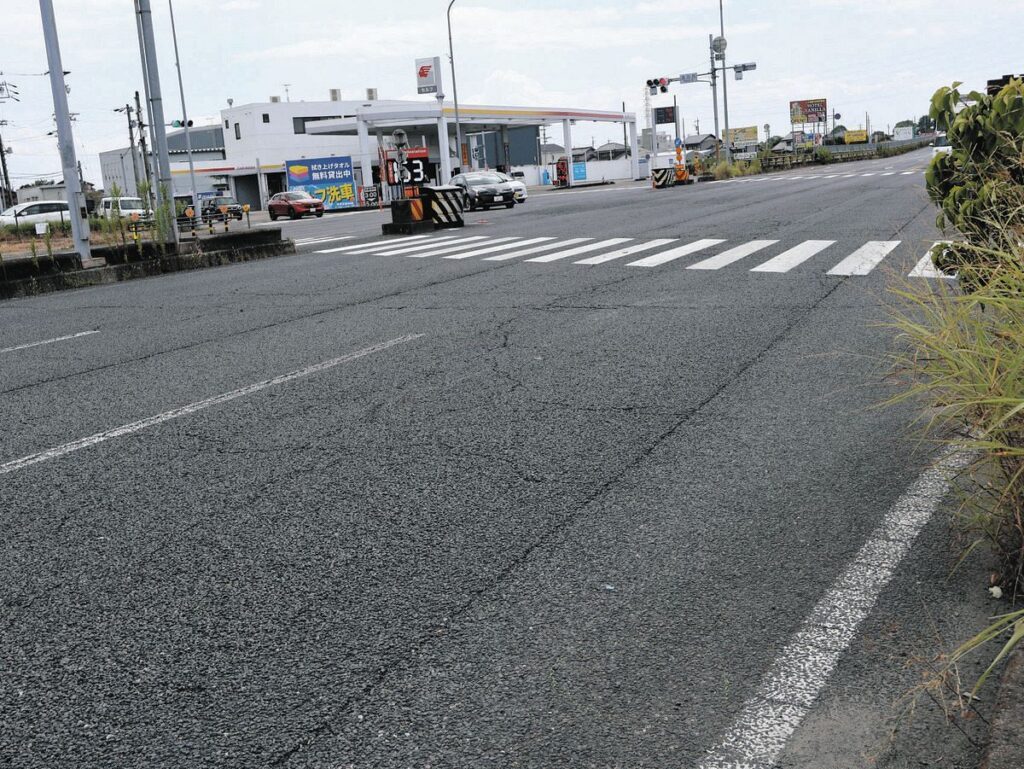 事故現場＝一宮市高田の国道２２号で