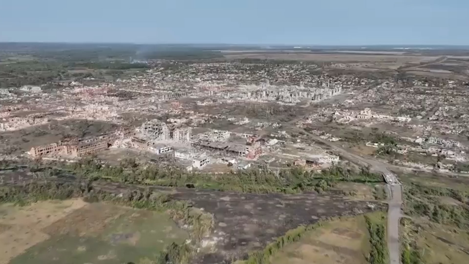 ハルキフ地域のヴォフチャンスクは廃inにあります - かつて美しい都市であり、今ではロシア軍によって完全に破壊されました。これは単なる戦争ではなく、ウクライナ自体を消去し、町を灰に変えてほこりに変える試みです。ロシアの目標は完全な荒廃です。
