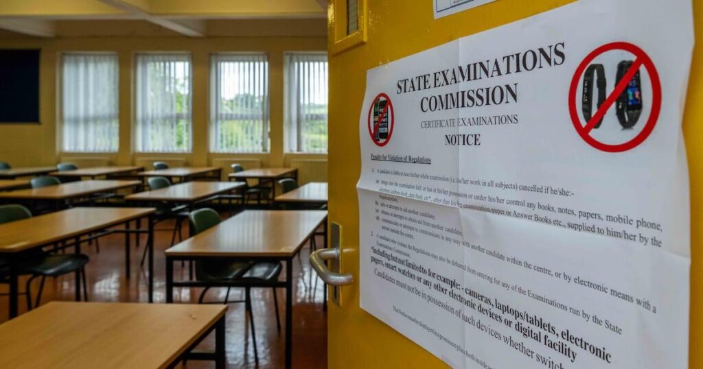「病気で非人道的」：最大の去り、証明書ポイントを離れる学生は、ランダムな選択よりもコースで失います