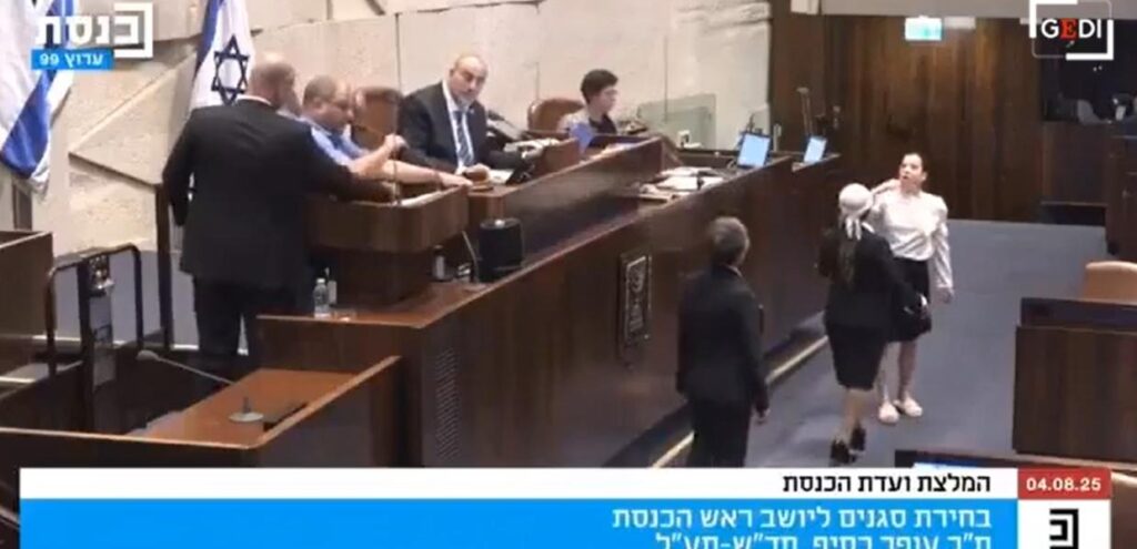 イスラエル国会議員は、ガザでジェノサイドについて話したため、クネセットのステップから力で削除されました