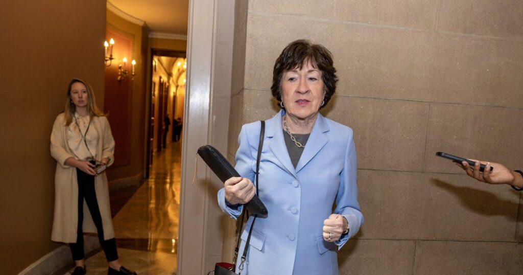 スーザン・コリンズは抗議者が式典を混乱させるのでブーイングでownれました