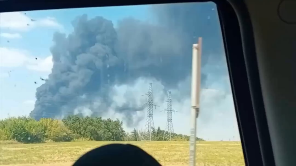 ノボサハティンスキー製油所は攻撃の36時間後にあり、火災は戦車を破壊し続けます