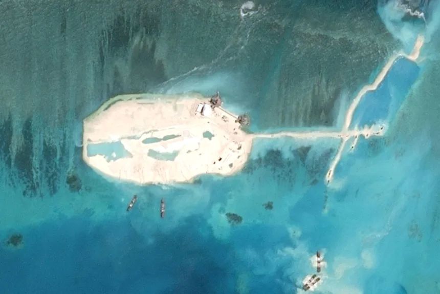 ベトナムが人工島建設を本格化させている南シナ海のイースト礁の衛星画像/CSIS/AMTI/Maxar/Airbus