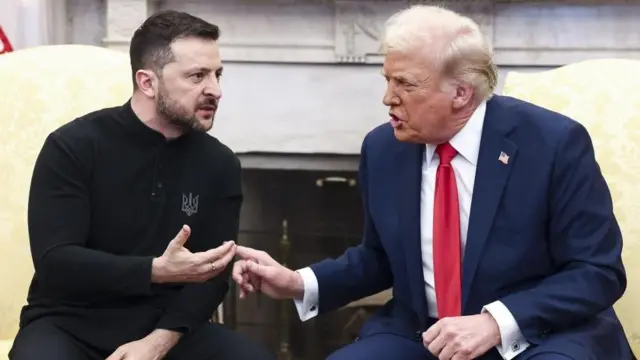 米大統領執務室でいすに座って近距離で言い争う両首脳。ゼレンスキー氏は黒系の服、トランプ氏は濃紺のスーツ、白いシャツ、赤いネクタイを着けている