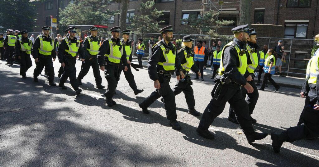 400人が合計で逮捕されたため、ノッティングヒルカーニバルでの2回の刺し傷