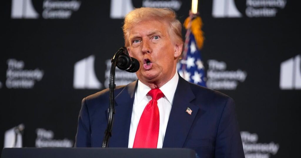 79歳のトランプは、ケネディセンターで「草」について狂った暴言を起こしました