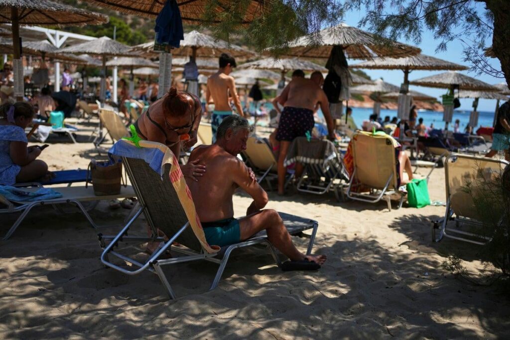 何百万人もの観光客が休日のためにギリシャに向かいます。ギリシャ人は家に滞在しています