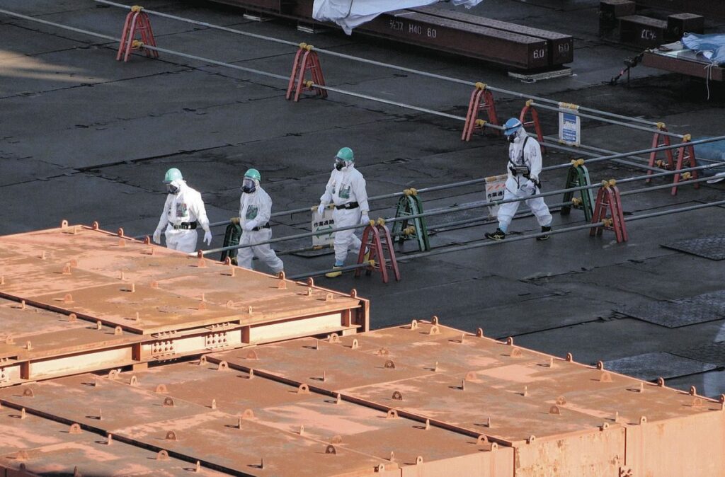 福島第一原発の現場によっては、猛暑の中でも全面マスクに防護服を着て作業をする