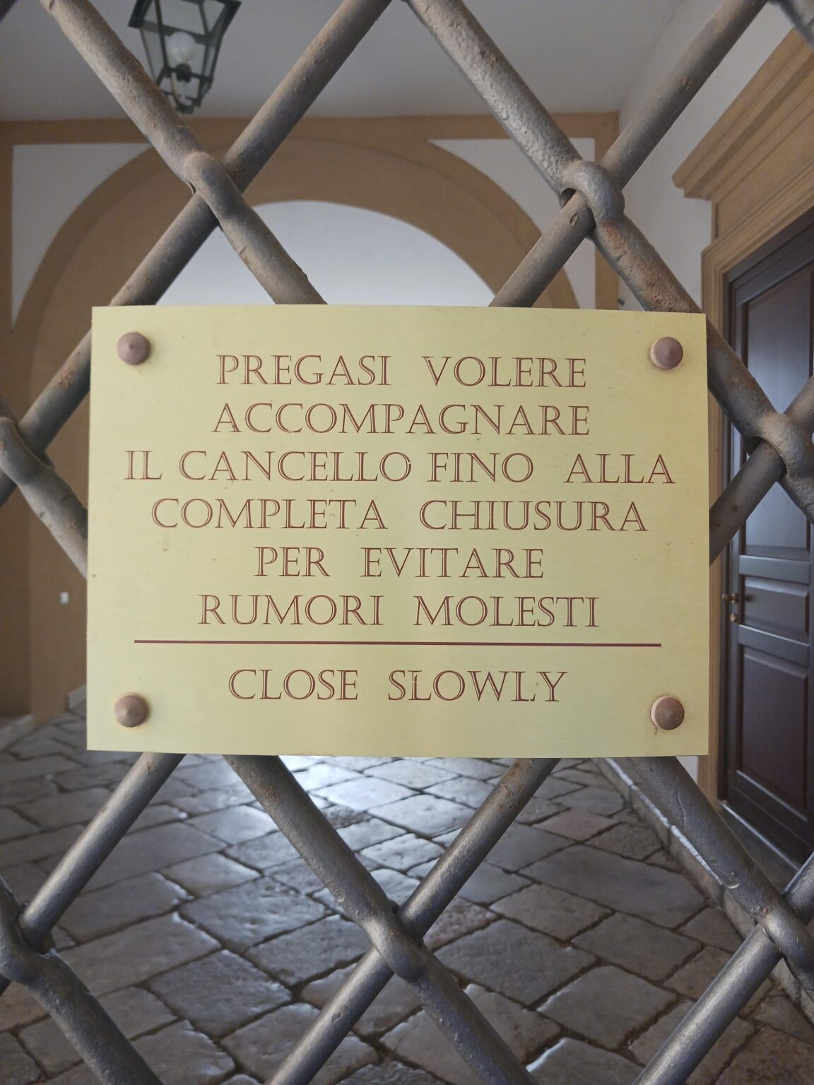 「イタリア人は話すために生きています。英語は生きています。」