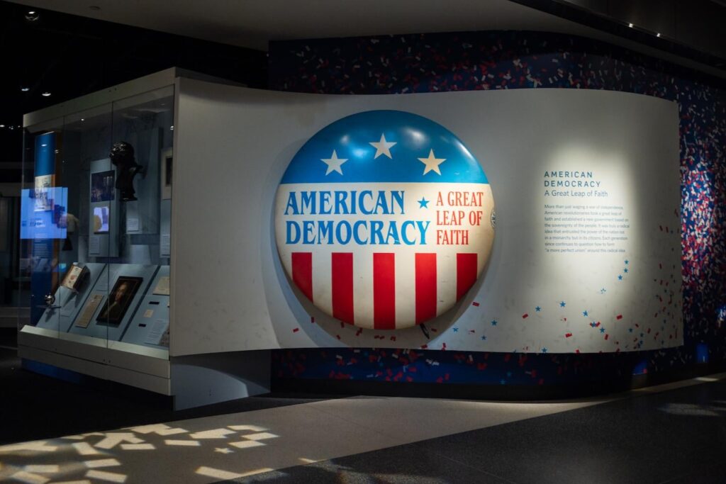 スミソニアンはアメリカ史博物館での弾eachの展示からトランプを削除します