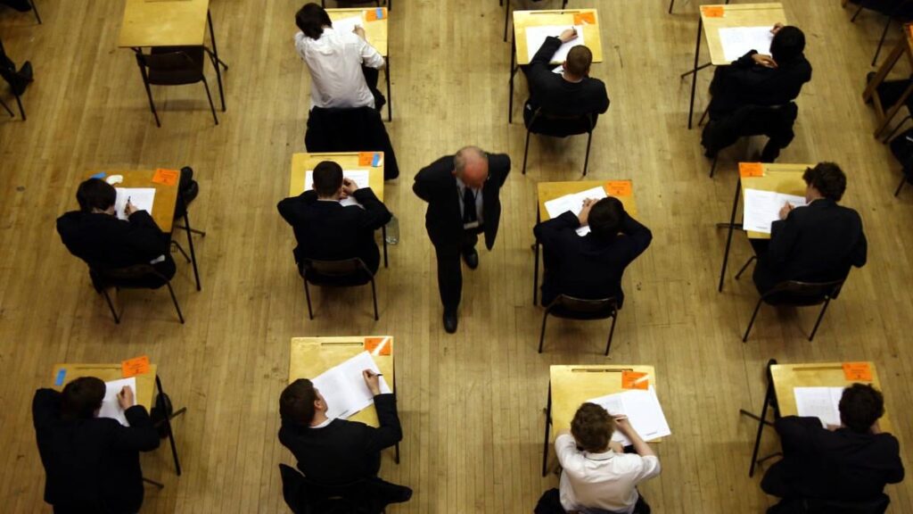 GCSEでの少年の「慢性」不足は、主要な問題として扱われるべきです