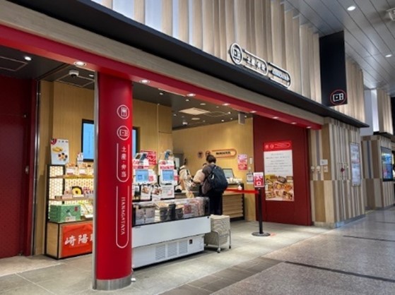 駅構内のコンコースに面した店舗「HANAGATAYA」