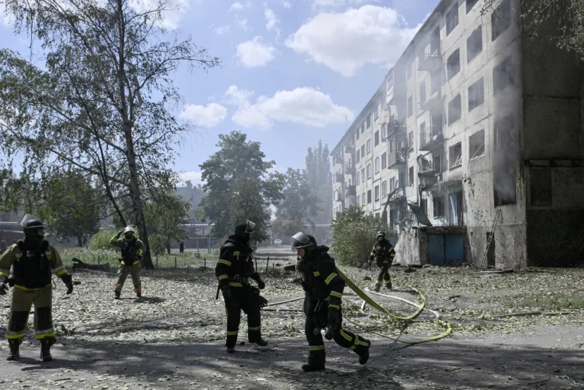 無人機攻撃による火災の消火に当たるウクライナの消防士＝１０日/Genya Savilov/AFP/Getty Images