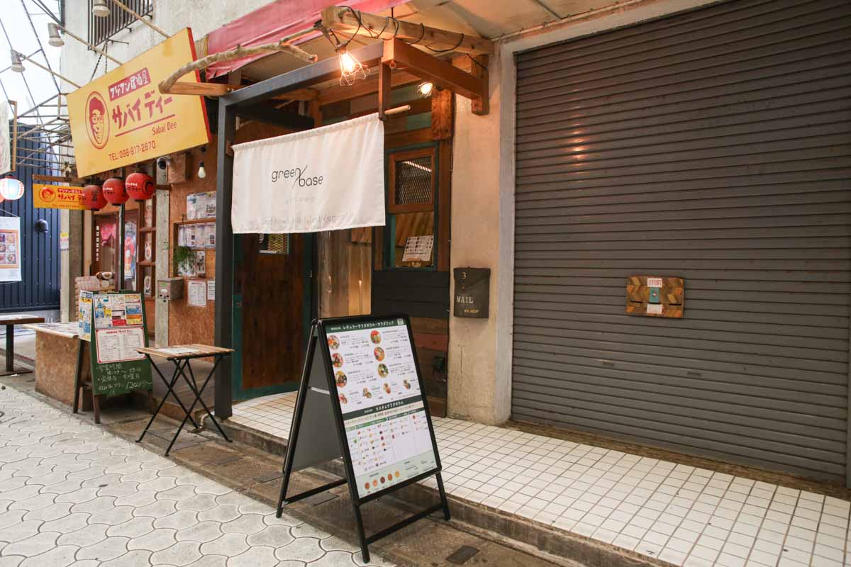 沖縄の恵みをまるごとチャージ！チョップドサラダ専門店の「green base okinawa（グリーンベースオキナワ）」で新しいサラダ体験（那覇市）