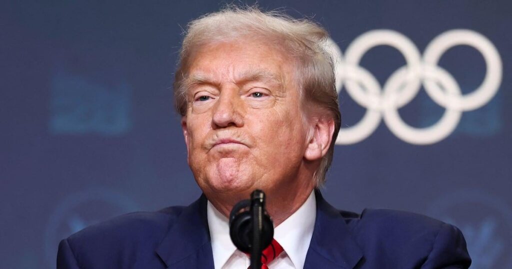 トランプは、すべてのキャップでアメリカを笑う国についての暴言深夜のメルトダウン
