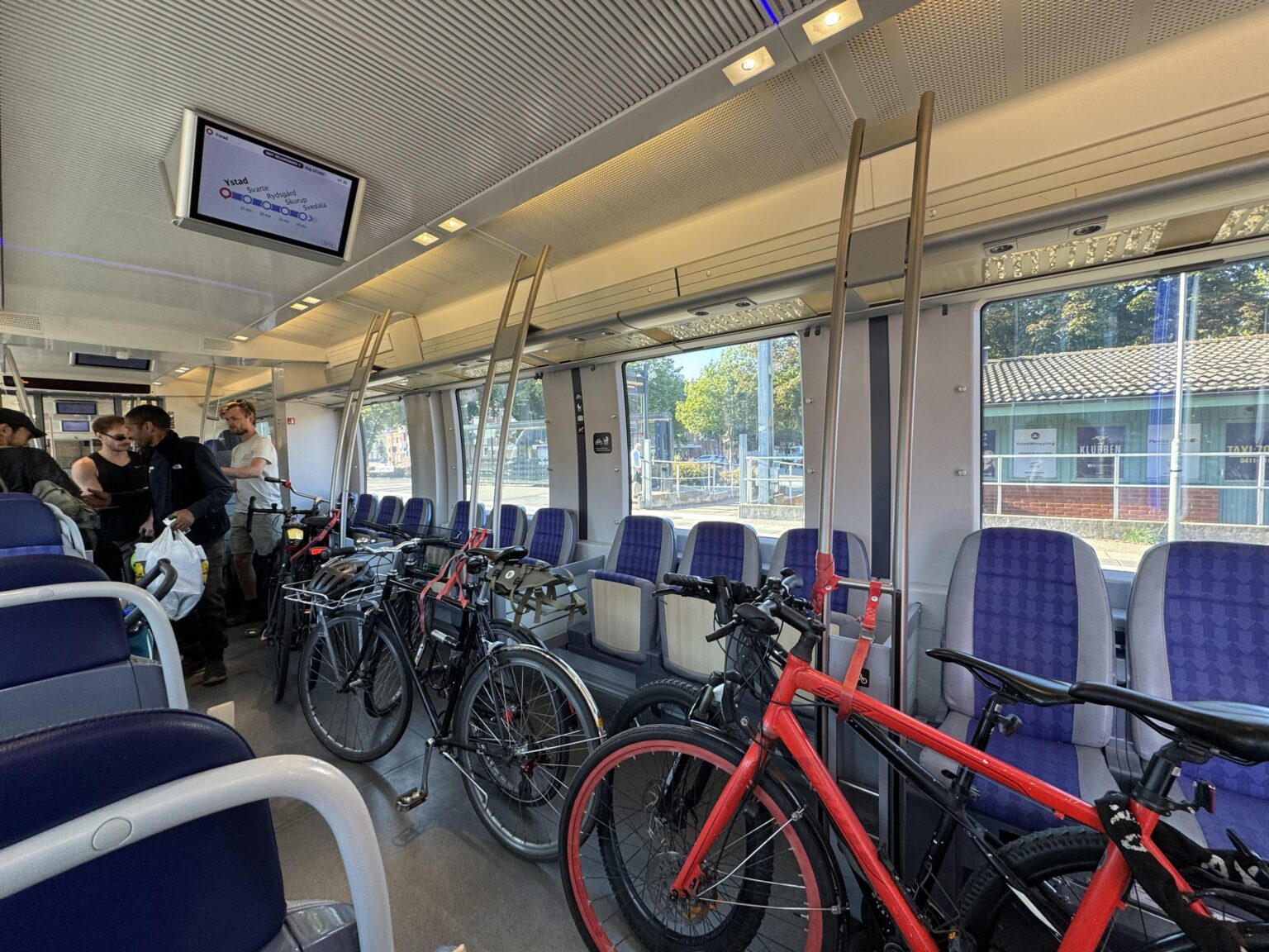 これがすべての列車エンジニアリングの中で最も愚かなデザインだと思うのは私だけですか？