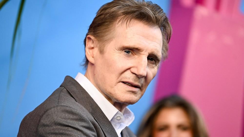 リアム・ニーソンは、遅れて現れた俳優が設定していると言います。