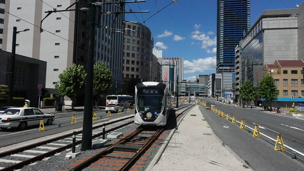 広島の「路面電車が駅ビル2階にズドーン!」を体験　「駅前大橋ルート」開業 - Impress Watch