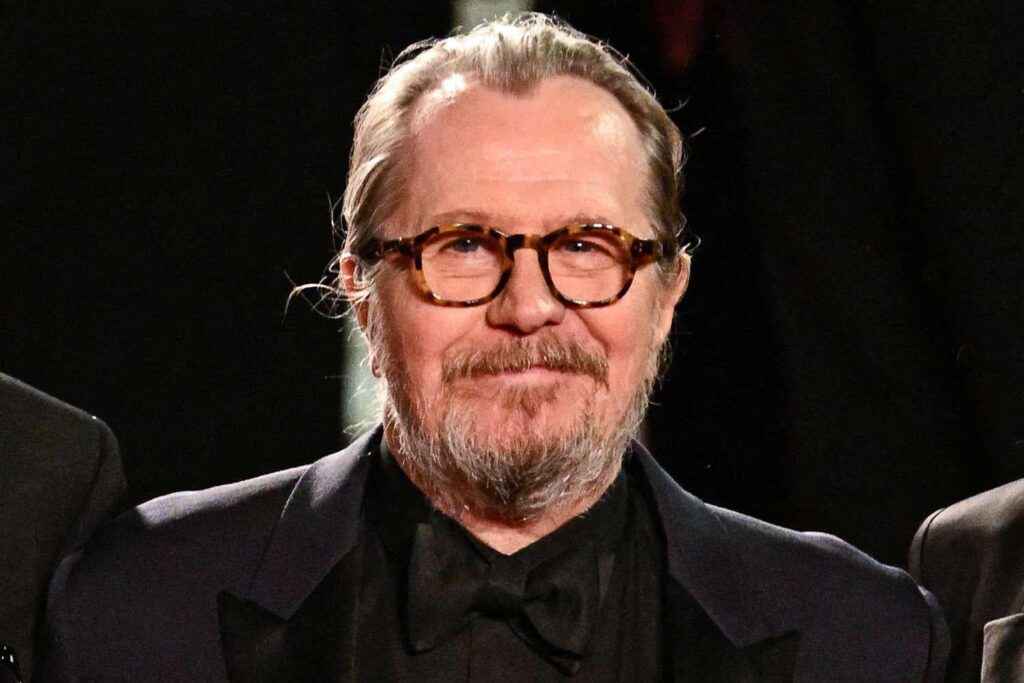 ゲイリー・オールドマンは、彼が28年前に落ち着いていなかったなら、彼は「死んでいるか制度化されるか」と言います