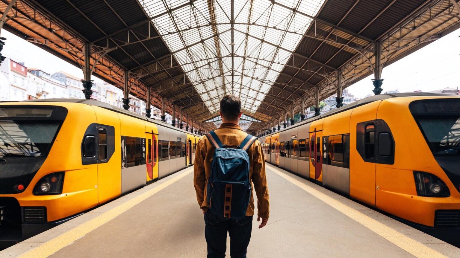 豊かな北から走っている若者：イタリアはそれがより強い場所で空になります（L. Paolazziによって）