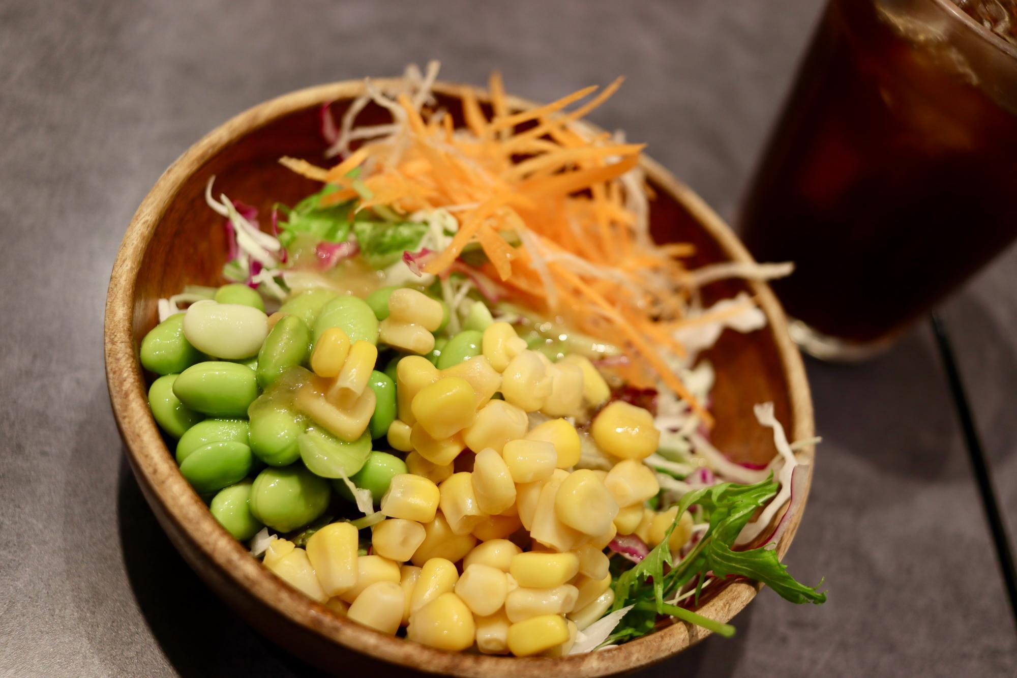 彩り豊かな野菜のサラダも食べ放題