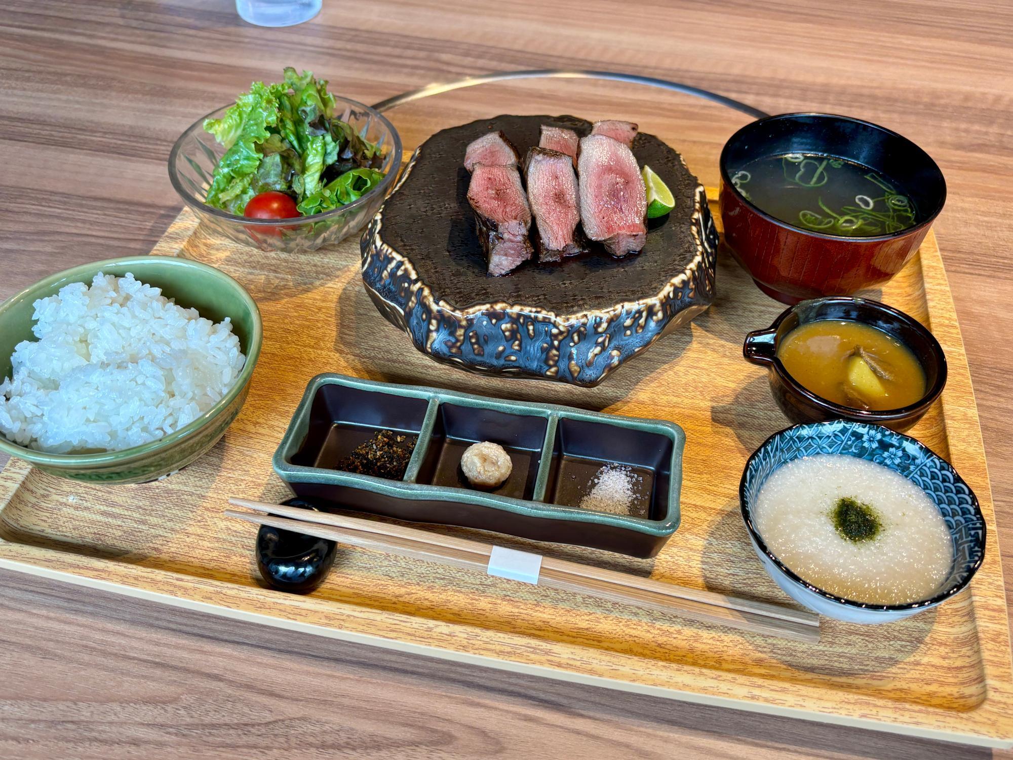 【限定】厚切り贅沢牛タン定食 3,278円（税込）
