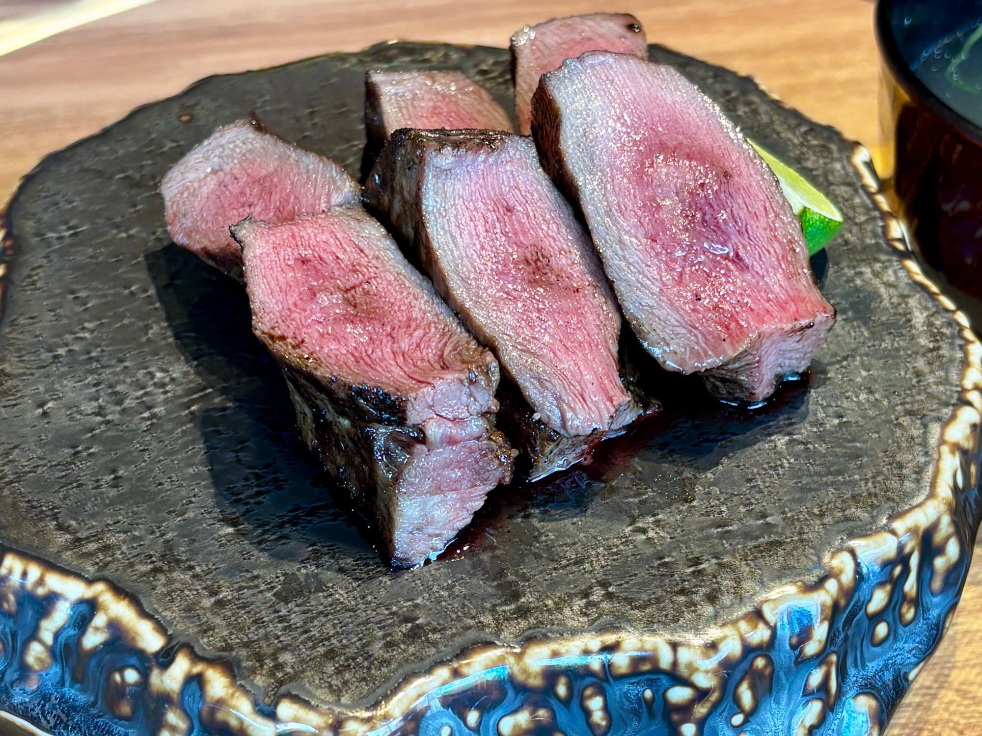 炭火で香ばしく焼き上げた厚切り牛タン。驚くほど柔らかく、噛むほどに旨みが広がる贅沢な一品。