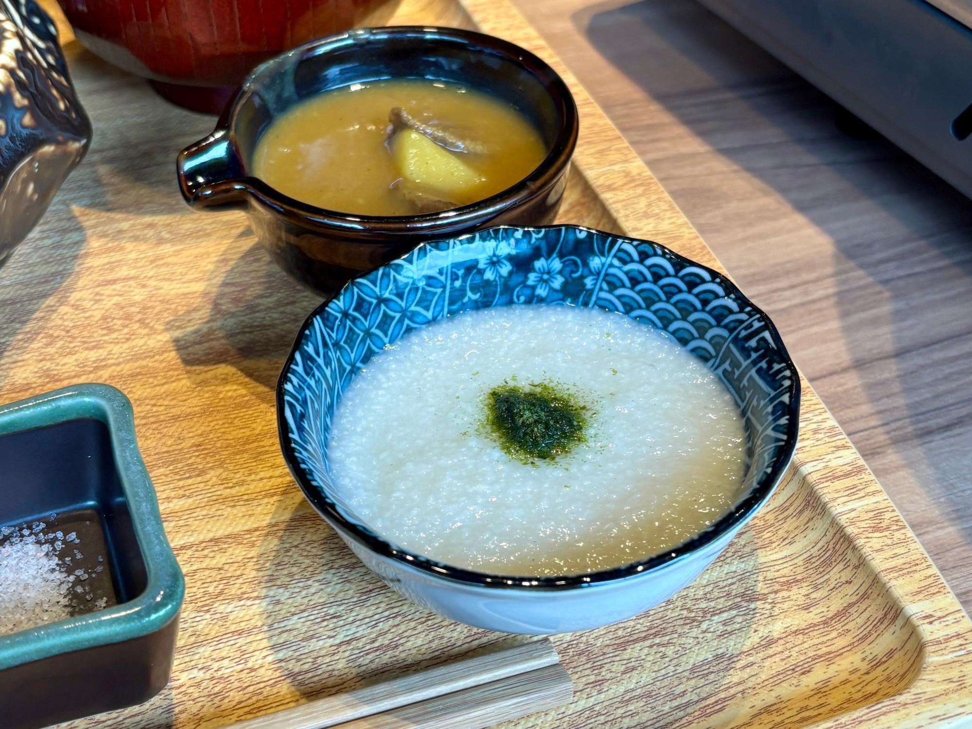 とろろのまろやかさとカレーのスパイスが絶妙にマッチ。ごはんにかけて、味の変化を楽しめる一皿。