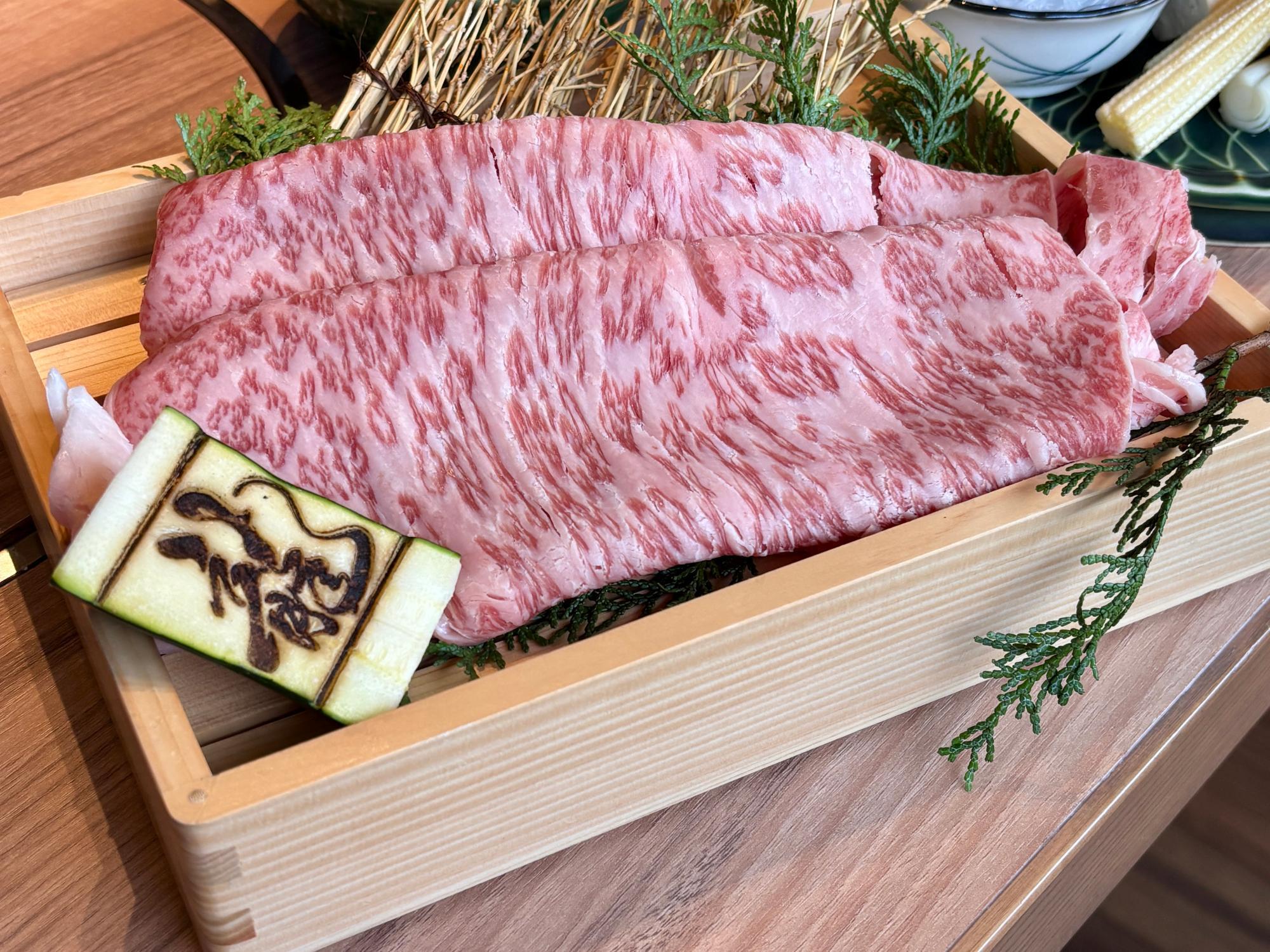 とろけるA5黒毛和牛。割下が引き出す、肉本来の旨みと甘み。
