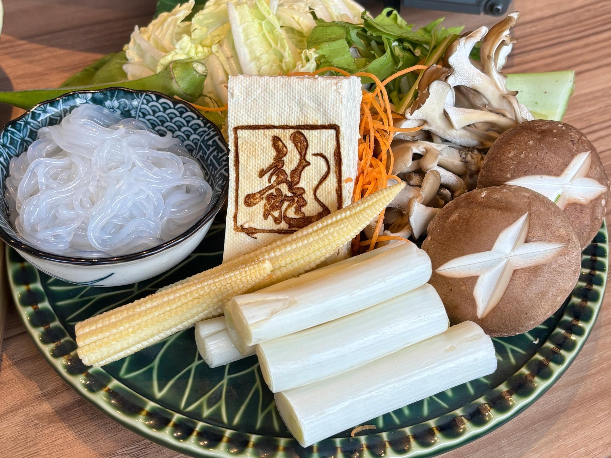 彩り豊かな旬の具材。肉との相性も抜群な、すき焼きの名脇役たち。