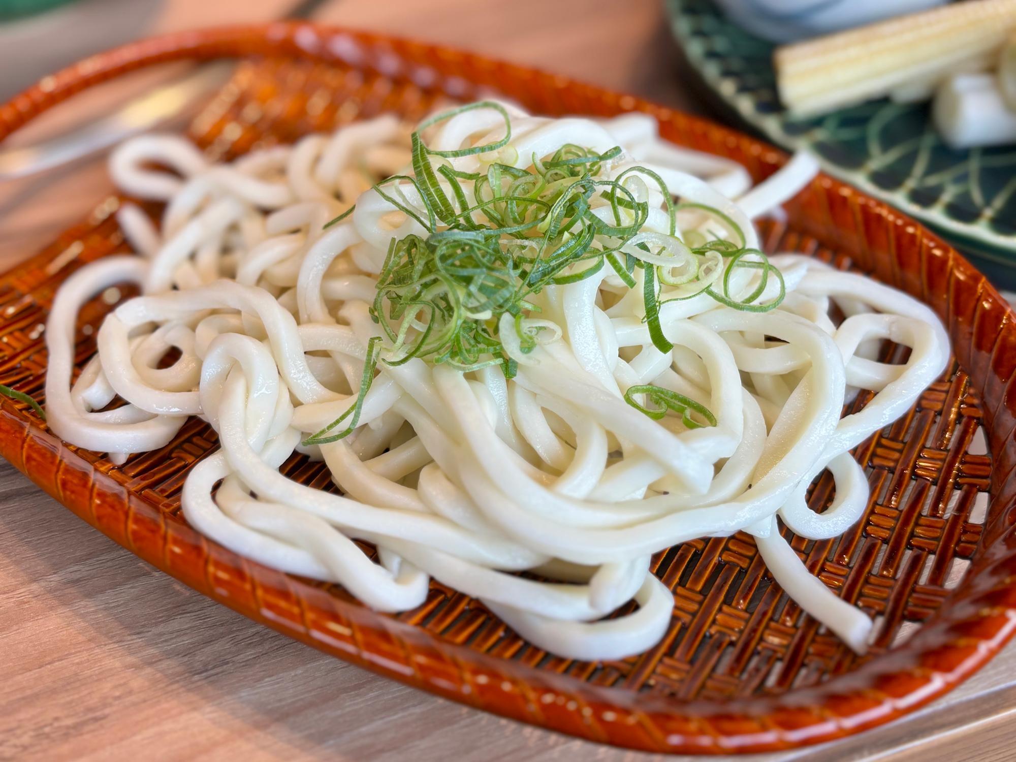 〆は旨みたっぷりのうどんで。最後の一口まで、贅沢が続く。