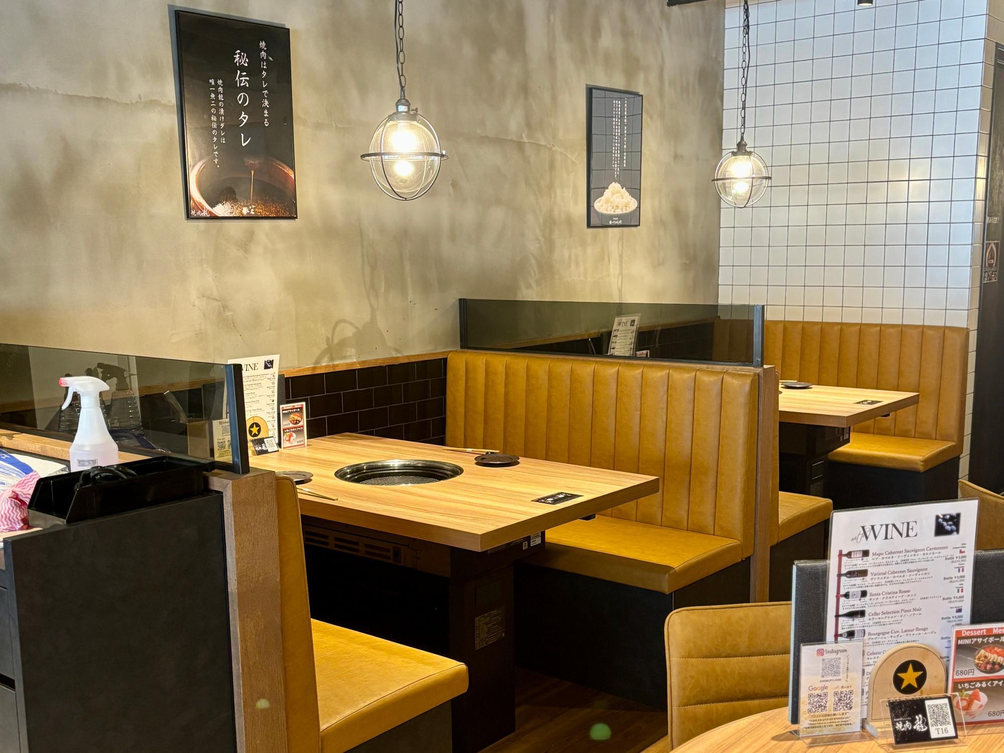高級感と居心地の良さを両立したテーブル席。デートから女子会まで、幅広いシーンにフィット。