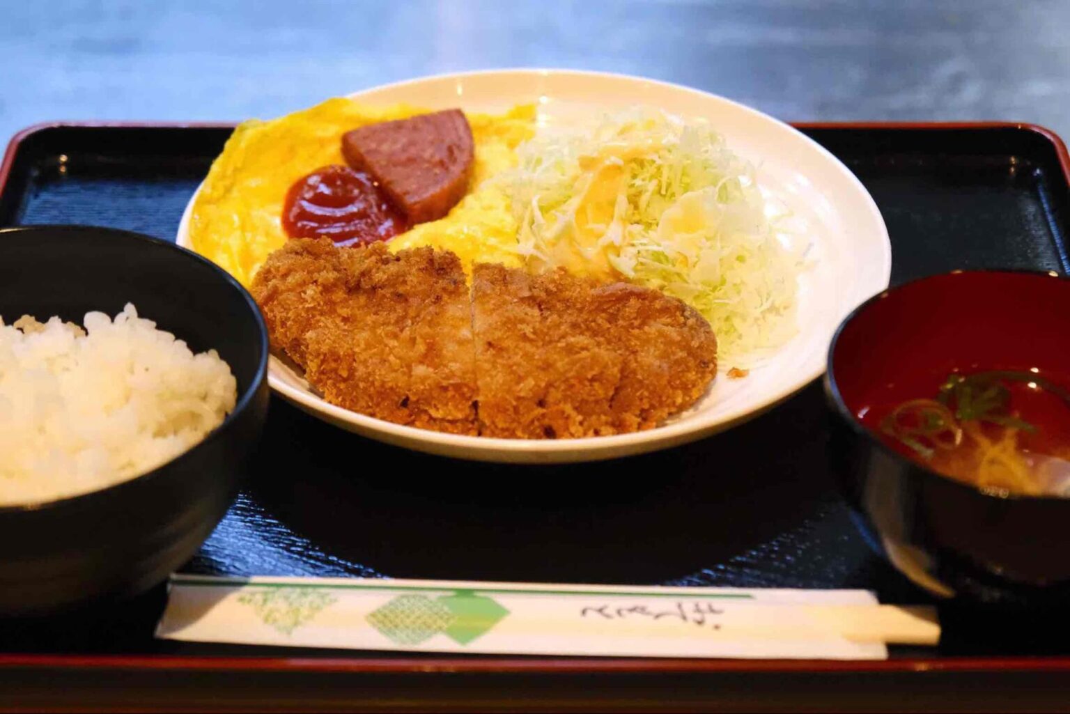 低価格でボリューミーな“沖縄食堂文化”を堪能!「沖縄家庭料理の店 ケンミン食堂」(那覇空港グルメ) | OKITIVE 低価格でボリューミーな“沖縄食堂文化”を堪能!「沖縄家庭料理の店 ケンミン食堂」(那覇空港グルメ)