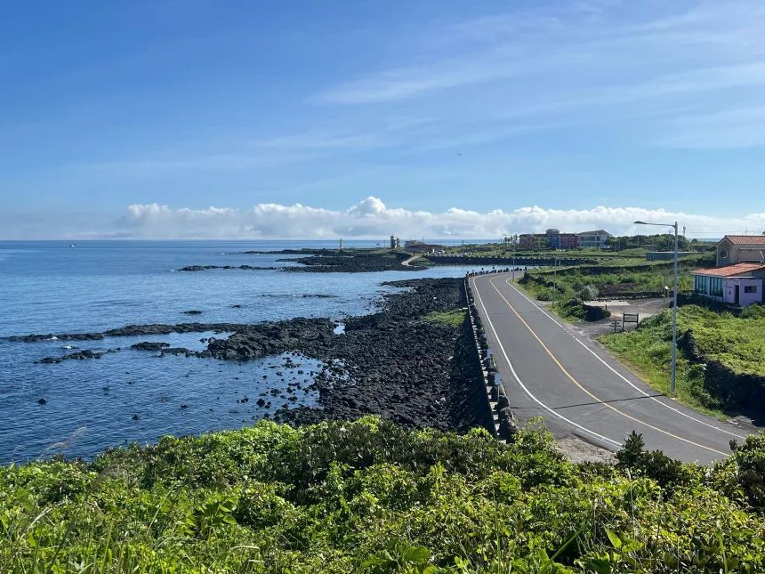 青い海と玄武岩の海岸線が続く済州島・朝天邑の風景/Gawon Bae/CNN