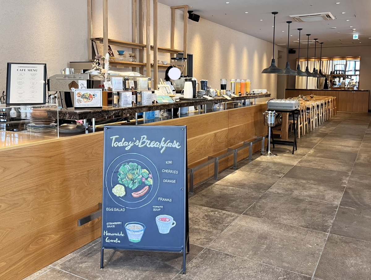 ホテルの2階が併設された『BRENZA CAFE』